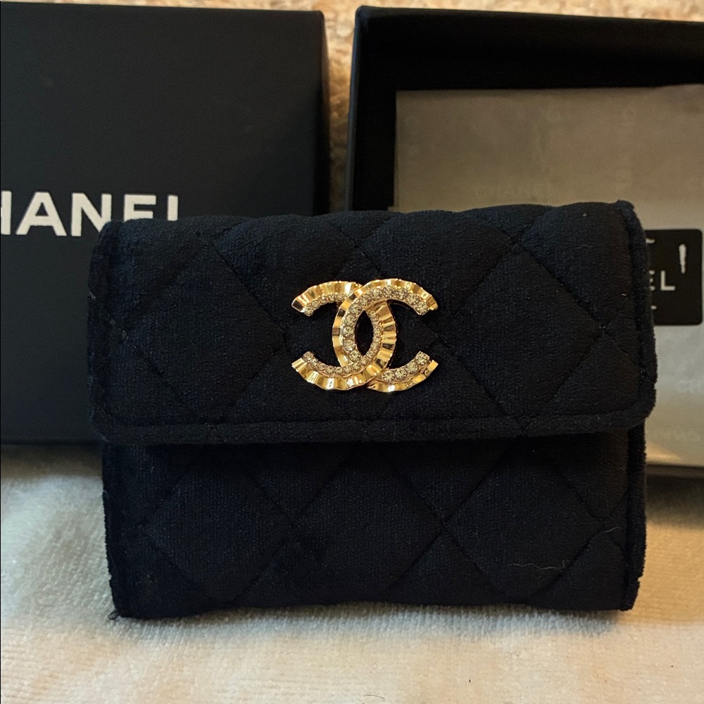 New in Box CHANEL Black Quilted Mini Wallet with Gold CC Crystal VIP Gift